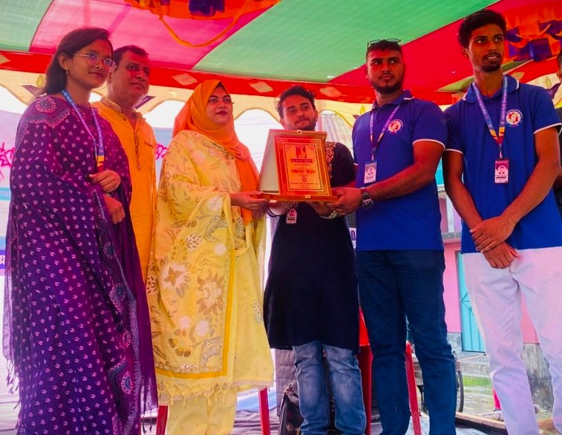 Jagrata Youth Development Organization (JYDO) proudly presented an honorary crest to Dr. Mohsena Ferdousi (Upazila Family Planning Officer, Dumuria, Khulna) in recognition of her valuable contribution and dedicated service to the community.